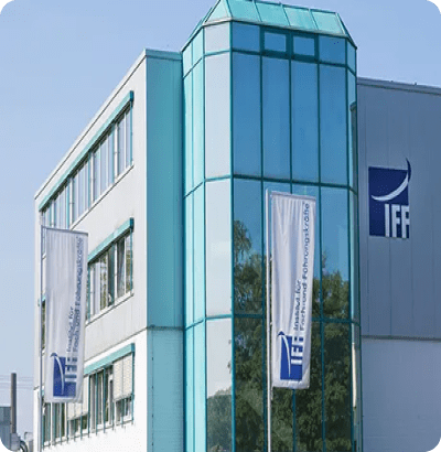 Gebäude des IFF Instituts mit Logo-Bannern